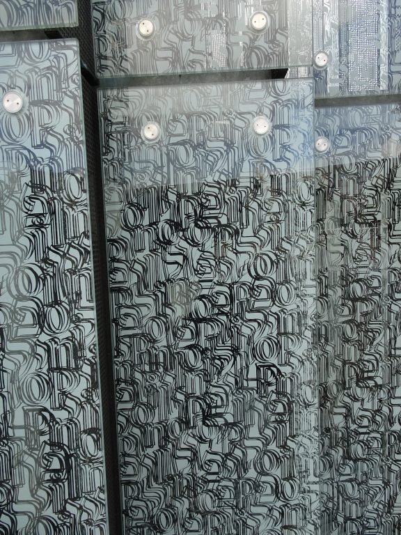 Latijnse en Hebreeuwse letters op de gevel van het POLIN-museum in Warschau